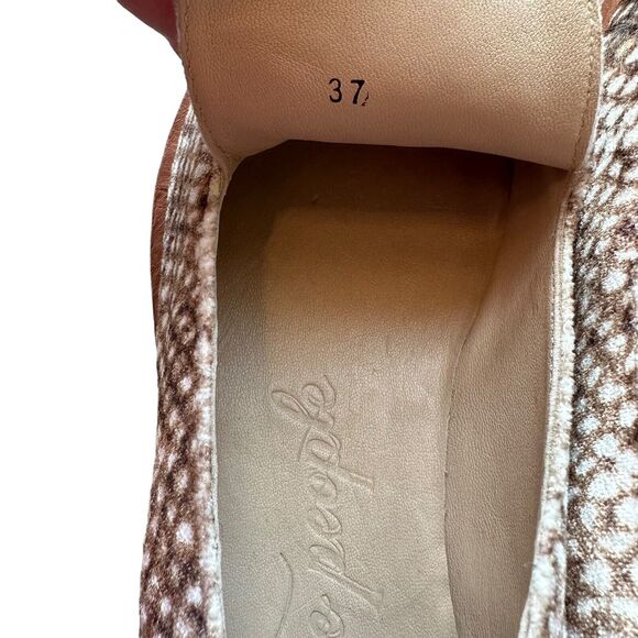 Free People Women's Snake Eyes Brown Ivory Velvet Textured Loafers 37-6/6.5 - Picture 6 of 8